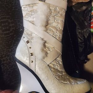 Calling all snowbunnies##          Baby phat white boot, size 8